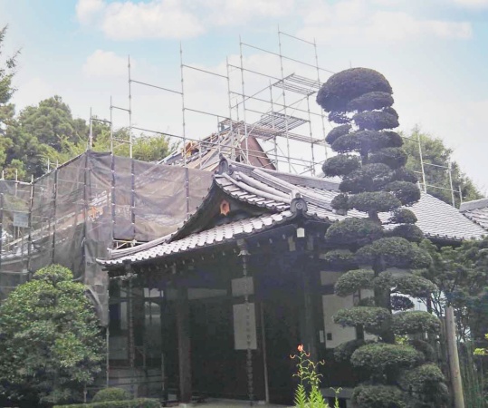 神社の瓦屋根